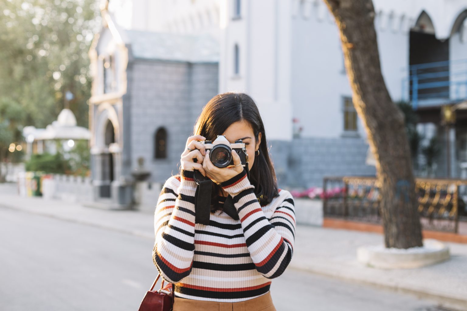 Женщина в шапке с телефоном фотографирует. Фотографируют шапки на телефон. Сфотографировать девочку в костюме круто. Женщина фотографирует дупермаркеые.